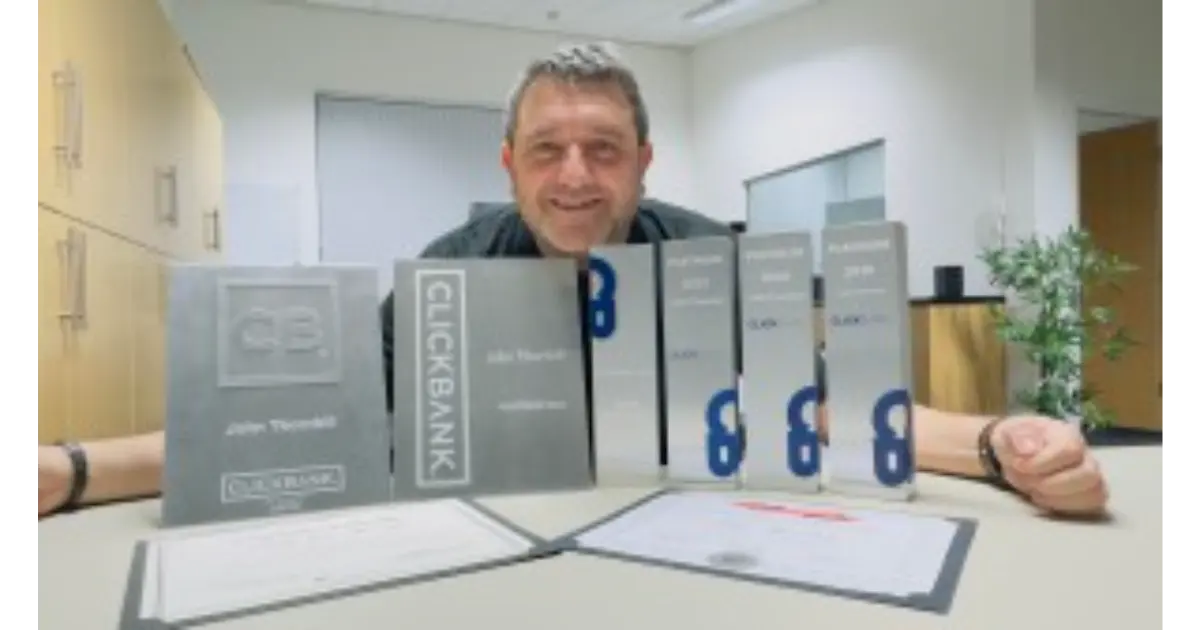 Digital entrepreneur building a product empire online in 2025 – laptop, coaching session, futuristic design